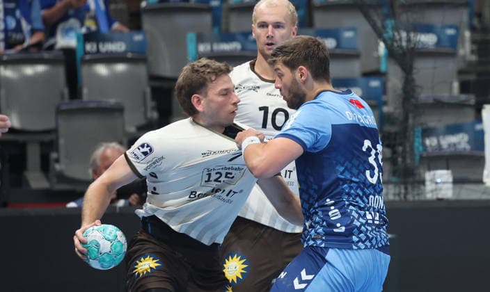 Stuttgart , Handball Opel-HBL , TVB Stuttgart vs. Bergischer HC , von links: Lukas Becher ( BHC ) Malte Donker ( TVB )
