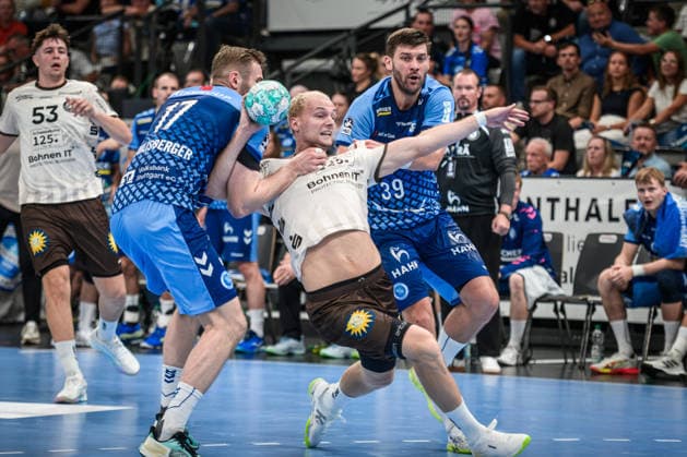Fynn Hangstein (Bergischer HC, 10) wird gestoppt von Samuel Roethlisberger (TVB Stuttgart, 17) und Malte Donker (TVB Stuttgart, 39) GER, TVB Stuttgart - Bergischer HC, Opel HBL, Handball, Bundesliga, 1. Spieltag, Spielzeit 2026 2027, 28.08.2026 GER, TVB Stuttgart - Bergischer HC, Opel HBL, Handball, Bundesliga, 1. Spieltag, Spielzeit 2026 2027, 28.08.2026 Stuttgart Copyright: xSandyxDinkelackerx EP_SDR