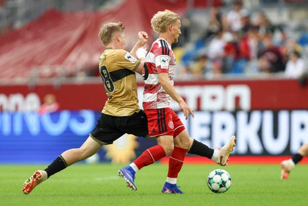 Yanik Spalt (VfB Stuttgart II) und Andreas Mueller (Fortuna Duesseldorf) im Zweikampf waehrend des Spiels der 3. Liga zwischen Fortuna Duesseldorf und VfB Stuttgart II, Merkur Spiel-Arena am 28. August 2026 in Duesseldorf, Deutschland. (Foto von Oliver Kaelke DeFodi Images) +++ Yanik Spalt (VfB Stuttgart II) und Andreas Mueller (Fortuna Duesseldorf) battle for the ball during the 3. Liga match between Fortuna Duesseldorf and VfB Stuttgart II at Merkur Spiel-Arena on August 28, 2026 in Dusseldorf, Germany. (Photo by Oliver Kaelke DeFodi Images) DFB DFL REGULATIONS PROHIBIT ANY USE OF PHOTOGRAPHS AS IMAGE SEQUENCES AND OR QUASI-VIDEO. (Photo by Oliver Kaelke DeFodi Images) -