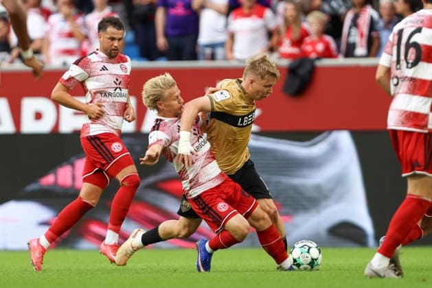 Andreas Mueller (Fortuna Duesseldorf) und Julian Lueers (VfB Stuttgart II) im Zweikampf waehrend des Spiels der 3. Liga zwischen Fortuna Duesseldorf und VfB Stuttgart II, Merkur Spiel-Arena am 28. August 2026 in Duesseldorf, Deutschland. (Foto von Oliver Kaelke DeFodi Images) +++ Andreas Mueller (Fortuna Duesseldorf) und Julian Lueers (VfB Stuttgart II) battle for the ball during the 3. Liga match between Fortuna Duesseldorf and VfB Stuttgart II at Merkur Spiel-Arena on August 28, 2026 in Dusseldorf, Germany. (Photo by Oliver Kaelke DeFodi Images) DFB DFL REGULATIONS PROHIBIT ANY USE OF PHOTOGRAPHS AS IMAGE SEQUENCES AND OR QUASI-VIDEO. (Photo by Oliver Kaelke DeFodi Images) -