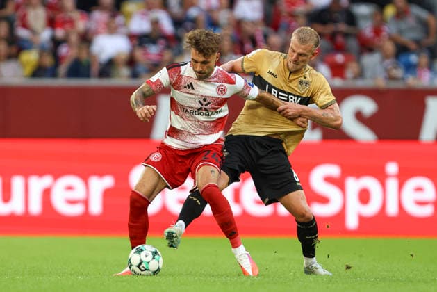 Fabian Schleusener (Fortuna Duesseldorf) und Alexander Groiss (VfB Stuttgart II) im Zweikampf waehrend des Spiels der 3. Liga zwischen Fortuna Duesseldorf und VfB Stuttgart II, Merkur Spiel-Arena am 28. August 2026 in Duesseldorf, Deutschland. (Foto von Oliver Kaelke DeFodi Images) +++ Fabian Schleusener (Fortuna Duesseldorf) und Alexander Groiss (VfB Stuttgart II) battle for the ball during the 3. Liga match between Fortuna Duesseldorf and VfB Stuttgart II at Merkur Spiel-Arena on August 28, 2026 in Dusseldorf, Germany. (Photo by Oliver Kaelke DeFodi Images) DFB DFL REGULATIONS PROHIBIT ANY USE OF PHOTOGRAPHS AS IMAGE SEQUENCES AND OR QUASI-VIDEO. (Photo by Oliver Kaelke DeFodi Images) -
