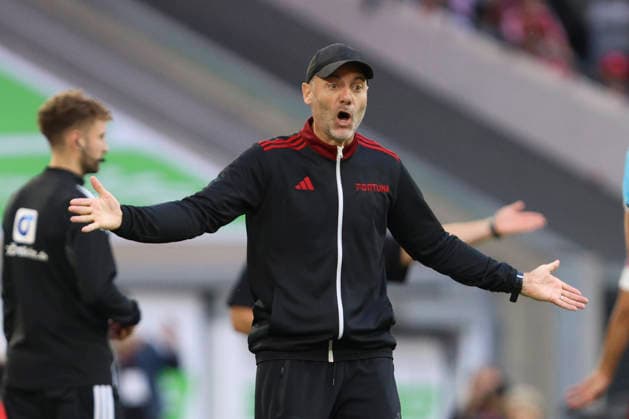 Trainer Alexander Ende (Fortuna Duesseldorf) gestikuliert, Gestik waehrend des Spiels der 3. Liga zwischen Fortuna Duesseldorf und VfB Stuttgart II, Merkur Spiel-Arena am 28. August 2026 in Duesseldorf, Deutschland. (Foto von Oliver Kaelke DeFodi Images) +++ Trainer Alexander Ende (Fortuna Duesseldorf) gestures during the 3. Liga match between Fortuna Duesseldorf and VfB Stuttgart II at Merkur Spiel-Arena on August 28, 2026 in Dusseldorf, Germany. (Photo by Oliver Kaelke DeFodi Images) DFB DFL REGULATIONS PROHIBIT ANY USE OF PHOTOGRAPHS AS IMAGE SEQUENCES AND OR QUASI-VIDEO. (Photo by Oliver Kaelke DeFodi Images) -