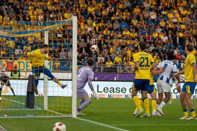 Deutschland: Fussball 2. Bundesliga, 3. Spieltag 2026 2027, Eintracht Braunschweig - Hertha BSC am 28.08.2026 in Braunschweig (Eintracht-Stadion): Kopfball Jon Dagur Thorsteinsson (Hertha BSC, 24) geklärt auf der Linie von Mehmet Aydin (Eintracht Braunschweig, 8) *** German Soccer 2. Bundesliga, Matchday 3, 2026–2027, Eintracht Braunschweig vs. Hertha BSC on August 28, 2026, at Eintracht Stadium in Braunschweig. Header by Jon Dagur Thorsteinsson (Hertha BSC), cleared off the line by Mehmet Aydin (Eintracht Braunschweig), 8 Copyright: xSvenxHeidmannx