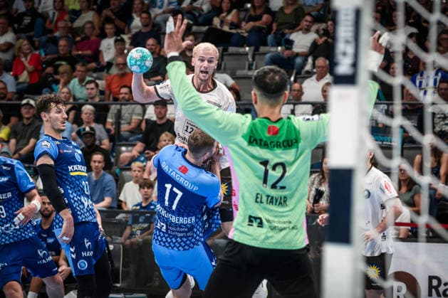 Fynn Hangstein (Bergischer HC, 10) setzt sich durch gegen Samuel Roethlisberger (TVB Stuttgart, 17), unten und nimmt Tor der Stuttgarter mit Mohamed Essam Moustafa El-Tayar (TVB Stuttgart, 12) ins Visier GER, TVB Stuttgart - Bergischer HC, Opel HBL, Handball, Bundesliga, 1. Spieltag, Spielzeit 2026 2027, 28.08.2026 GER, TVB Stuttgart - Bergischer HC, Opel HBL, Handball, Bundesliga, 1. Spieltag, Spielzeit 2026 2027, 28.08.2026 Stuttgart Copyright: xSandyxDinkelackerx EP_SDR