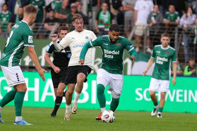 28.08.2026, Fußball, Herren, Saison 2026 2027, Regionalliga Bayern, 6. Spieltag: FC Schweinfurt 05 - SpVgg Greuther Fürth II Von links: Jannik Lober (SpVgg Greuther Fürth II, 20) gegen Jason Prodanovic (FC Schweinfurt 05, 17) Schweinfurt Riedel-Bau-Arena im Sachs-Stadio Bayern Unterfranken Deutschland