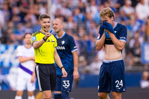 28.08.2026, Fussball, 3. Spieltag der 2. Bundesliga, VfL Bochum 1848 - VfL Osnabrück. Schiedsrichter Felx Wagner erkennt Adrian Beck (VfL Osnabrück) das Tor zum 0:2 wieder ab. Bochum Vonovia Ruhrstadion NRW Deutschland xRHR-FOTO DEx *** August 28, 2026, Soccer, Matchday 3 of the 2. Bundesliga, VfL Bochum 1848 vs. VfL Osnabrück. Referee Felix Wagner disallows Adrian Beck’s goal for VfL Osnabrück, making the score 0–2. Bochum, Vonovia Ruhrstadion, North Rhine-Westphalia, Germany. xRHR PHOTO DEx Copyright: DennisxEwert RHR-FOTOx RHR-FOTO DE