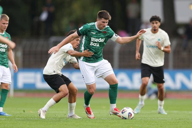 28.08.2026, Herren, Fussball, Saison 2026 2027, Regionalliga Bayern, 6. Spieltag: 1. FC Schweinfurt 1905 - SpVgg Greuther Fuerth II Alexander Leuthard ( 30, SpVgg Greuther Fürth II) und Kevin Fery ( 15, 1. FC Schweinfurt 1905) Schweinfurt Sachs-Stadion Bayern Deutschland