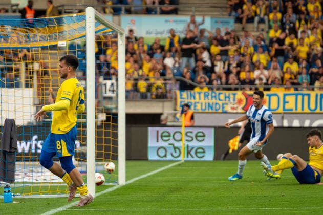 Deutschland: Fussball 2. Bundesliga, 3. Spieltag 2026 2027, Eintracht Braunschweig - Hertha BSC am 28.08.2026 in Braunschweig (Eintracht-Stadion): Tor zum 2:3 Eigentor Kevin Ehlers (Eintracht Braunschweig, 21) *** German Soccer 2. Bundesliga, Matchday 3, 2026–2027, Eintracht Braunschweig vs. Hertha BSC on August 28, 2026, at Eintracht Stadium in Braunschweig; score 2–3 (own goal by Kevin Ehlers of Eintracht Braunschweig), 21 Copyright: xSvenxHeidmannx