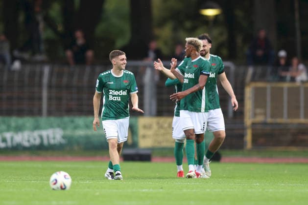28.08.2026, Herren, Fussball, Saison 2026 2027, Regionalliga Bayern, 6. Spieltag: 1. FC Schweinfurt 1905 - SpVgg Greuther Fuerth II Philipp Hack ( 7, 1. FC Schweinfurt 1905), Michael Dellinger ( 10, 1. FC Schweinfurt 1905), Torjubel nach dem 3:0 Schweinfurt Sachs-Stadion Bayern Deutschland