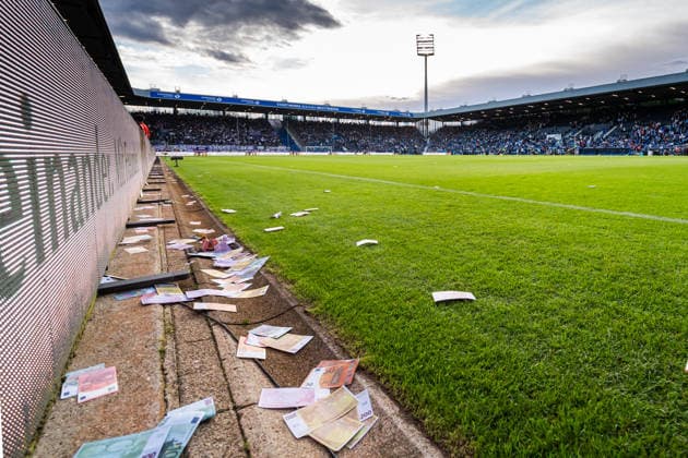 Deutschland: 2. Bundesliga 2026 2027 3. Spieltag, VfL Bochum vs. VfL Osnabrück Freitag, 28.08.2026 Vonovia Ruhr Stadion, Nordrhein-Westfalen. Bochumer Fans schmeissen Werfen Banknoten Geldscheine auf das Spielfeld Demonstration Fußball muss bezahlbar sein Ticketpreise 500 Euro *** Germany 2. Bundesliga 2026–2027, Matchday 3, VfL Bochum vs. VfL Osnabrück Friday, August 28, 2026 Vonovia Ruhr Stadium, North Rhine-Westphalia Bochum fans throw banknotes onto the field in protest: Soccer must be affordable. Ticket prices: 500 euros Copyright: xCelinaxLeiersx