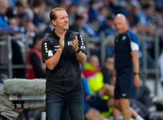 Timo Schultz (VfL Osnabrueck, Cheftrainer) reagiert, waehrend Uwe Roesler (VfL Bochum 1848, Cheftrainer) im Hintergrund zusieht. GER, VfL Bochum 1848 vs VfL Osnabrueck, 2. Bundesliga, 3. Spieltag, Saison 2026-27, 28.08.2026 DFL REGULATIONS PROHIBIT ANY USE OF PHOTOGRAPHS AS IMAGE SEQUENCES AND OR QUASI-VIDEO GER, VfL Bochum 1848 vs VfL Osnabrueck, 2. Bundesliga, 3. Spieltag, Saison 2026-27, 28.08.2026 Bochum *** Timo Schultz, head coach of VfL Osnabrück, reacts while Uwe Roesler, head coach of VfL Bochum 1848, watches in the background. GER, VfL Bochum 1848 vs. VfL Osnabrück, 2. Bundesliga, Matchday 3, 2026–27 season, August 28, 2026. DFL regulations prohibit any use of photographs as image sequences and or quasi-video. GER, VfL Bochum 1848 vs. VfL Osnabrück, 2. Bundesliga, Matchday 3, 2026–27 season, August 28, 2026, Bochum Copyright: xEibner-Pressefoto ScottxColemanx EP_SCN