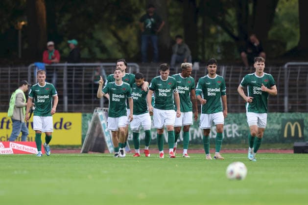 28.08.2026, Herren, Fussball, Saison 2026 2027, Regionalliga Bayern, 6. Spieltag: 1. FC Schweinfurt 1905 - SpVgg Greuther Fuerth II Philipp Hack ( 7, 1. FC Schweinfurt 1905, zweiter von links) bejubelt das 3:0 nach Elfmeter Schweinfurt Sachs-Stadion Bayern Deutschland