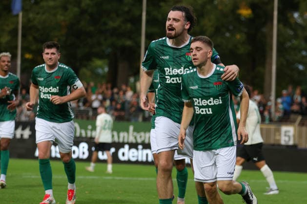 28.08.2026, Fußball, Herren, Saison 2026 2027, Regionalliga Bayern, 6. Spieltag: FC Schweinfurt 05 - SpVgg Greuther Fürth II Von links: Pietro Besso (FC Schweinfurt 05, 23) und Torschütze Philipp Hack (FC Schweinfurt 05, 07) feiern das 3:0 Schweinfurt Riedel-Bau-Arena im Sachs-Stadio Bayern Unterfranken Deutschland