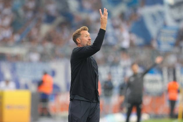 28.08.2026, xtgx Fussball - 2.Bundesliga Eintracht Braunschweig - Hertha BSC Berlin emspor, v.l. Lars Kornetka (Braunschweig, Trainer) gibt Anweisungen, gestikuliert mit den Armen, gesticulate, gives instructions (DFL DFB REGULATIONS PROHIBIT ANY USE OF PHOTOGRAPHS as IMAGE SEQUENCES and or QUASI-VIDEO) Braunschweig *** August 28, 2026, xtgx Soccer 2. Bundesliga Eintracht Braunschweig Hertha BSC Berlin emspor, from left: Lars Kornetka, Braunschweig; coach giving instructions, gesturing with his arms, gesticulate, gives instructions. DFL and DFB regulations prohibit any use of photographs as image sequences and or quasi-video. Braunschweig