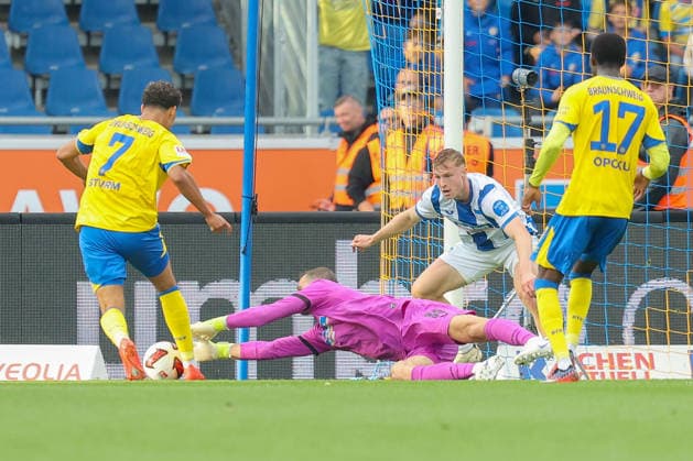 28.08.2026, xtgx Fussball - 2.Bundesliga Eintracht Braunschweig - Hertha BSC Berlin emspor, v.l. Marius Gersbeck (Hertha, 35) Parade, haelt den Ball, faengt den Ball, pariert (DFL DFB REGULATIONS PROHIBIT ANY USE OF PHOTOGRAPHS as IMAGE SEQUENCES and or QUASI-VIDEO) Braunschweig *** August 28, 2026, xtgx Soccer 2. Bundesliga Eintracht Braunschweig vs. Hertha BSC Berlin emspor, from left: Marius Gersbeck (Hertha), 35 Save, stops the ball, catches the ball, makes the save DFL DFB REGULATIONS PROHIBIT ANY USE OF PHOTOGRAPHS as IMAGE SEQUENCES and or QUASI-VIDEO Braunschweig