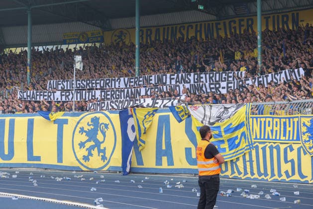 28.08.2026, xtgx Fussball - 2.Bundesliga Eintracht Braunschweig - Hertha BSC Berlin emspor, v.l. Symbolfoto, Symbolbild, Symbol, Banner, Spruchband, Aufstiegsreform (DFL DFB REGULATIONS PROHIBIT ANY USE OF PHOTOGRAPHS as IMAGE SEQUENCES and or QUASI-VIDEO) Braunschweig *** August 28, 2026, xtgx Soccer 2. Bundesliga Eintracht Braunschweig Hertha BSC Berlin emspor, from left: stock photo, stock image, symbol, banner, banner, Promotion Reform DFL DFB REGULATIONS PROHIBIT ANY USE OF PHOTOGRAPHS as IMAGE SEQUENCES and or QUASI-VIDEO Braunschweig