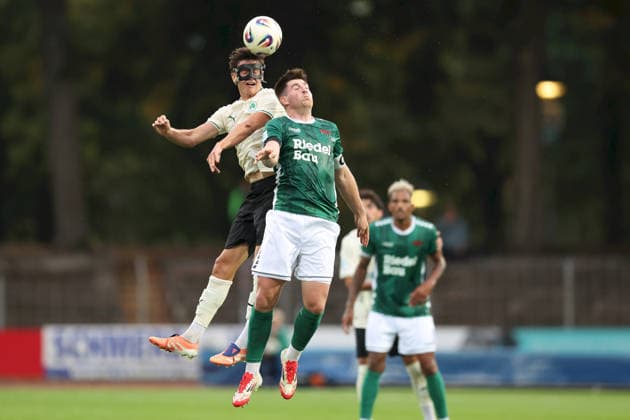 28.08.2026, Herren, Fussball, Saison 2026 2027, Regionalliga Bayern, 6. Spieltag: 1. FC Schweinfurt 1905 - SpVgg Greuther Fuerth II Jakob Engel ( 35, SpVgg Greuther Fürth II) und Kevin Fery ( 15, 1. FC Schweinfurt 1905) Schweinfurt Sachs-Stadion Bayern Deutschland