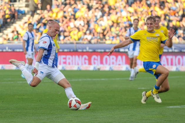28.08.2026, xtgx Fussball - 2.Bundesliga Eintracht Braunschweig - Hertha BSC Berlin emspor, v.l. Tor zum 2:1 durch Jon Dgur Thorsteinsson (Hertha, 23) (DFL DFB REGULATIONS PROHIBIT ANY USE OF PHOTOGRAPHS as IMAGE SEQUENCES and or QUASI-VIDEO) Braunschweig *** August 28, 2026, xtgx Soccer 2. Bundesliga Eintracht Braunschweig vs. Hertha BSC Berlin emspor, from left: Jon Dgur Thorsteinsson of Hertha scores the goal to make it 2–1, 23 DFL DFB regulations prohibit any use of photographs as image sequences and or quasi-video Braunschweig