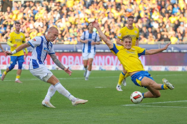 28.08.2026, xtgx Fussball - 2.Bundesliga Eintracht Braunschweig - Hertha BSC Berlin emspor, v.l. Tor zum 2:1 durch Jon Dgur Thorsteinsson (Hertha, 23) (DFL DFB REGULATIONS PROHIBIT ANY USE OF PHOTOGRAPHS as IMAGE SEQUENCES and or QUASI-VIDEO) Braunschweig *** August 28, 2026, xtgx Soccer 2. Bundesliga Eintracht Braunschweig vs. Hertha BSC Berlin emspor, from left: Jon Dgur Thorsteinsson of Hertha scores the goal to make it 2–1, 23 DFL DFB regulations prohibit any use of photographs as image sequences and or quasi-video Braunschweig