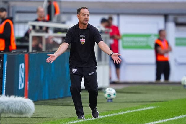 28.08.2026, xydrx, Fußball, 3.Liga, Fortuna Düsseldorf - VfB Stuttgart II, Saison 2026 2027, Merkur Spiel-Arena: Nico Willig (Cheftrainer VfB Stuttgart II) gestilkulierend DFB regulations prohibit any use of photographs as image sequences and or quasi-video. Copyright: HMBxMedia YannisxDreimann