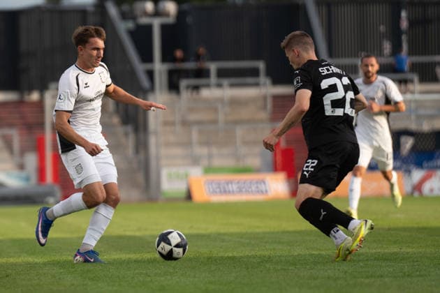 28.08.2026, xhfmx, Fussball Regionalliga Suedwest, SG Barockstadt Fulda-Lehnerz - FSV Frankfurt v.l. Nick Doktorczyk (FSV Frankfurt), Sebastian Schmitt (SG Barockstadt Fulda-Lehnerz) Fulda