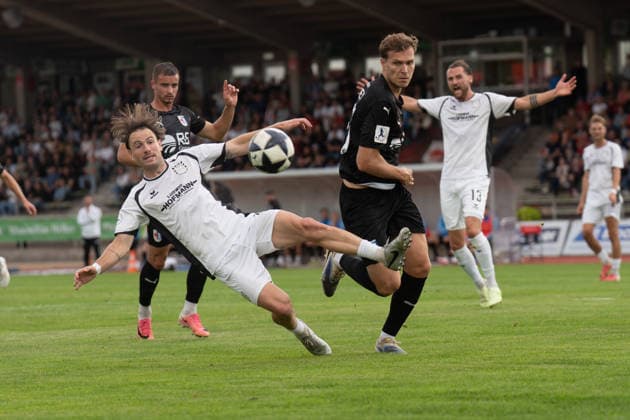 28.08.2026, xhfmx, Fussball Regionalliga Suedwest, SG Barockstadt Fulda-Lehnerz - FSV Frankfurt v.l. Cas Peters (FSV Frankfurt) im Zweikampf mit Aaron Frey (SG Barockstadt Fulda-Lehnerz) Fulda