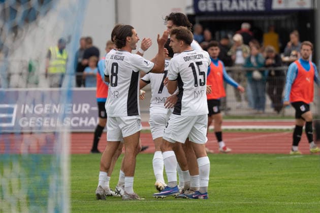 28.08.2026, xhfmx, Fussball Regionalliga Suedwest, SG Barockstadt Fulda-Lehnerz - FSV Frankfurt Der FSV Frankfurt bejubelt das 1:1 durch Filip Pandza (FSV Frankfurt) gegen Fulda. Tor, Goal, Jubel, Celebration Fulda