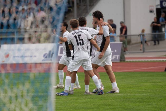 28.08.2026, xhfmx, Fussball Regionalliga Suedwest, SG Barockstadt Fulda-Lehnerz - FSV Frankfurt Der FSV Frankfurt bejubelt das 1:1 durch Filip Pandza (FSV Frankfurt) gegen Fulda. Tor, Goal, Jubel, Celebration Fulda