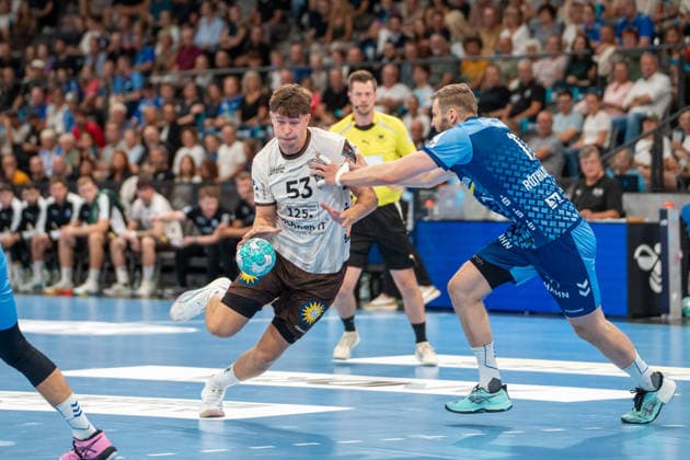 Handball I Herren I Saison 2026-2027 I Bundesliga I 1. Spieltag I TVB Stuttgart - Bergischer HC I 28.08.2026 Sören Steinhaus (53, Bergischer HC) mit Ball verteidigt von Samuel Röthlisberger (17, TVB Stuttgart) Stuttgart Porsche Arena Baden-Württemberg Deutschland Copyright: xLobeca MaxxPetershansx