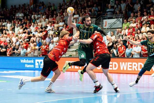 Hamm, Deutschland 28. August 2026: 2. HBL - 2026 2027 - Sp. 1 - ASV Hamm-Westfalen gegen VfL Eintracht Hagen Im Bild: v. li. im Zweikampf Ãdam Horvath-Garaba (ASV) Adam Horvath-Garaba (ASV), Pouya Norouzinezhad (Hagen) und Jann Keno Jacobs (ASV) WESTPRESS Arena Nordrhein Westfalen Copyright: xFotostandx xKruczynskix
