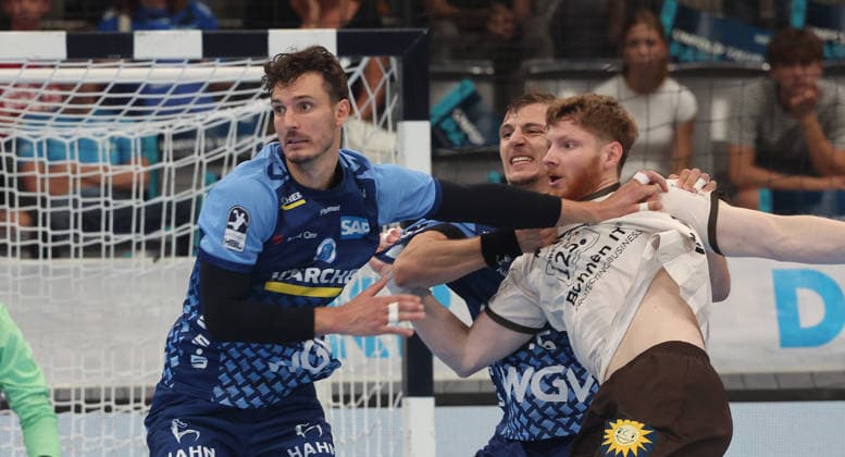 Stuttgart , Handball Opel-HBL , TVB Stuttgart vs. Bergischer HC , von links: Philipp Meyer ( TVB ) Johannes Wasielewski ( BHC )