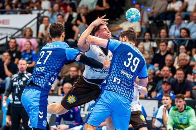 OPEL Handball Bundesliga: TVB Stuttgart vs. Bergischer HC; 28.08.2026 Stuttgart, GERMANY - 28. August 2026: Philipp Meyer (TVB Stuttgart, 27) und Malte Donner (TVB Stuttgart, 39) stoppen Sören Steinhaus (Bergischer HC, 53) während dem Match zwischen dem TVB Stuttgart und dem Bergischer HC am 1. Spieltag der OPEL Handball Bundesliga in der Porsche-Arena. Copyright: xBEAUTIFULxSPORTS Steinx