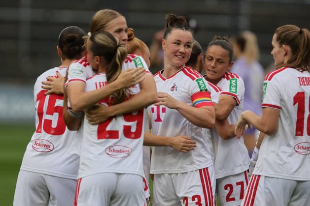 1.FC Köln vs. TSG Hoffenheim, Fussball Frauen, 1. Bundesliga, Abklatschen vor dem Spiel (1. FC Köln), Bild: , 28.08.2026 *** Sport 1: 1 FC Köln vs. TSG Hoffenheim, Women s Soccer, Bundesliga 1, Pre-game high-five between 1 FC Köln players, Photo, August 28, 2026