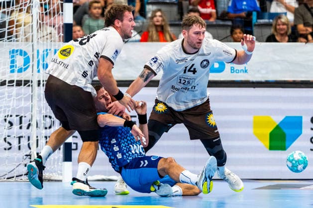 OPEL Handball Bundesliga: TVB Stuttgart vs. Bergischer HC; 28.08.2026 Stuttgart, GERMANY - 28. August 2026: Gerdas Babarskas (Bergischer HC, 14) und Tom Bergner (Bergischer HC, 28) stoppen Simone Mengon (TVB Stuttgart, 15) während dem Match zwischen dem TVB Stuttgart und dem Bergischer HC am 1. Spieltag der OPEL Handball Bundesliga in der Porsche-Arena. Copyright: xBEAUTIFULxSPORTS Steinx