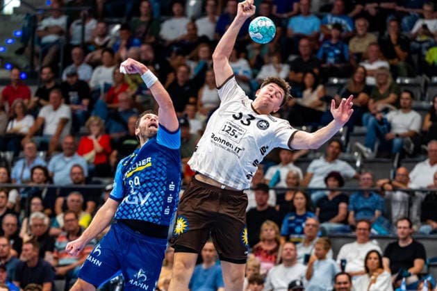 OPEL Handball Bundesliga: TVB Stuttgart vs. Bergischer HC; 28.08.2026 Stuttgart, GERMANY - 28. August 2026: Duell zwischen Malte Donner (TVB Stuttgart, 39) und Sören Steinhaus (Bergischer HC, 53) während dem Match zwischen dem TVB Stuttgart und dem Bergischer HC am 1. Spieltag der OPEL Handball Bundesliga in der Porsche-Arena. Copyright: xBEAUTIFULxSPORTS Steinx