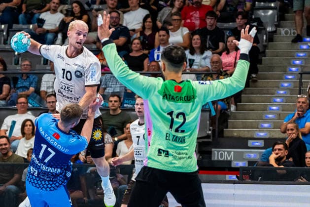 OPEL Handball Bundesliga: TVB Stuttgart vs. Bergischer HC; 28.08.2026 Stuttgart, GERMANY - 28. August 2026: Fynn Hangstein (Bergischer HC, 10) beim Abschluss gegen Samuel Röthlisberger (TVB Stuttgart, 17) und Mohamed Essam Moustafa El-Tayer (TVB Stuttgart, 12) während dem Match zwischen dem TVB Stuttgart und dem Bergischer HC am 1. Spieltag der OPEL Handball Bundesliga in der Porsche-Arena. Copyright: xBEAUTIFULxSPORTS Steinx