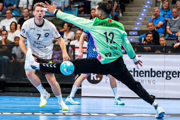 OPEL Handball Bundesliga: TVB Stuttgart vs. Bergischer HC; 28.08.2026 Stuttgart, GERMANY - 28. August 2026: Mohamed Essam Moustafa El-Tayer (TVB Stuttgart, 12) unterliegt Lukas Becher (Bergischer HC, 7) während dem Match zwischen dem TVB Stuttgart und dem Bergischer HC am 1. Spieltag der OPEL Handball Bundesliga in der Porsche-Arena. Copyright: xBEAUTIFULxSPORTS Steinx