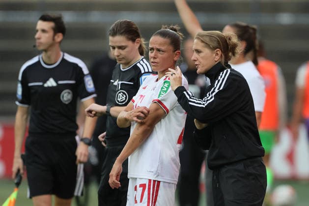 1.FC Köln vs. TSG Hoffenheim, Fussball Frauen, 1. Bundesliga, Mitte von links: Laura feiersinger, Trainerin Britta Carlson (1. FC Köln), Bild: , 28.08.2026 *** Sport 1: 1 FC Köln vs. TSG Hoffenheim, Women s Soccer, Bundesliga 1, Laura Feiersinger (center left), Coach Britta Carlson of 1 FC Köln, Photo, August 28, 2026
