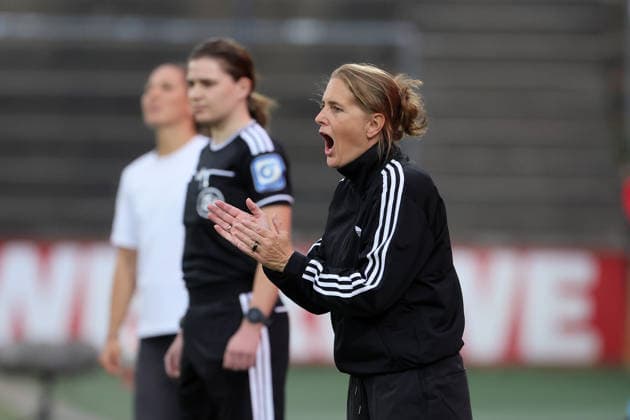 1.FC Köln vs. TSG Hoffenheim, Fussball Frauen, 1. Bundesliga, Trainerin Britta Carlson (1. FC Köln), Bild: , 28.08.2026 *** Sport 1: 1 FC Köln vs. TSG Hoffenheim, Women s Soccer, Bundesliga 1, Coach Britta Carlson (1 FC Köln), Photo, August 28, 2026