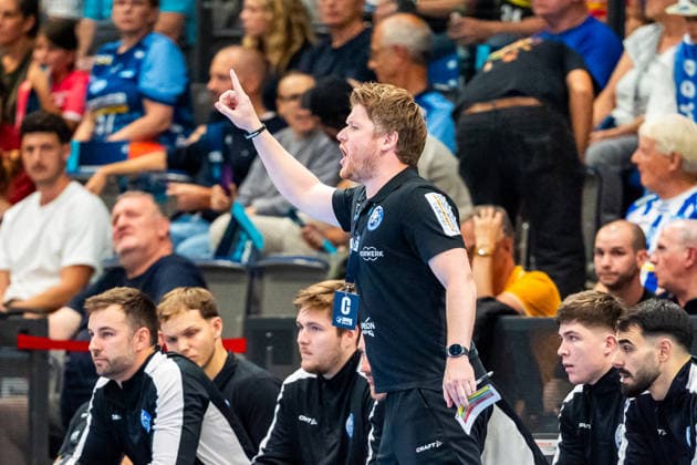 OPEL Handball Bundesliga: TVB Stuttgart vs. Bergischer HC; 28.08.2026 Stuttgart, GERMANY - 28. August 2026: Markus Pütz (Bergischer HC, Trainer) an der Seitenlinie während dem Match zwischen dem TVB Stuttgart und dem Bergischer HC am 1. Spieltag der OPEL Handball Bundesliga in der Porsche-Arena. Copyright: xBEAUTIFULxSPORTS Steinx