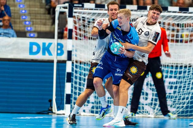 OPEL Handball Bundesliga: TVB Stuttgart vs. Bergischer HC; 28.08.2026 Stuttgart, GERMANY - 28. August 2026: Torben Matzken (TVB Stuttgart, 22) im Zweikampf gegen Sören Steinhaus (Bergischer HC, 53)während dem Match zwischen dem TVB Stuttgart und dem Bergischer HC am 1. Spieltag der OPEL Handball Bundesliga in der Porsche-Arena. Copyright: xBEAUTIFULxSPORTS Steinx