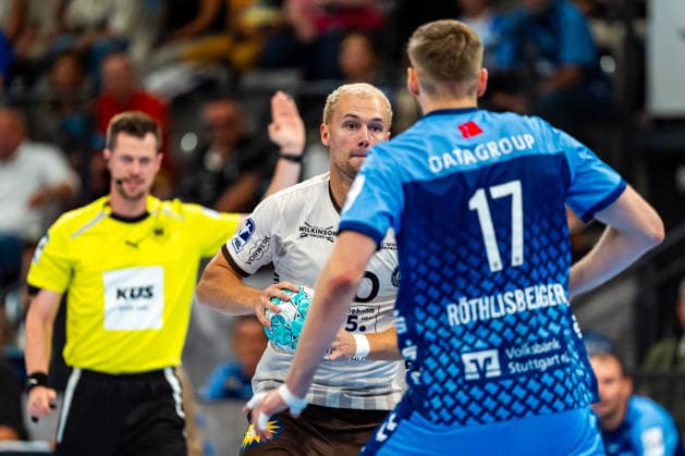 OPEL Handball Bundesliga: TVB Stuttgart vs. Bergischer HC; 28.08.2026 Stuttgart, GERMANY - 28. August 2026: Fynn Hangstein (Bergischer HC, 10) im Duell mit Samuel Röthlisberger (TVB Stuttgart, 17) während dem Match zwischen dem TVB Stuttgart und dem Bergischer HC am 1. Spieltag der OPEL Handball Bundesliga in der Porsche-Arena. Copyright: xBEAUTIFULxSPORTS Steinx
