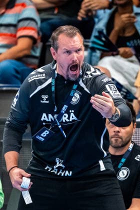 OPEL Handball Bundesliga: TVB Stuttgart vs. Bergischer HC; 28.08.2026 Stuttgart, GERMANY - 28. August 2026: Misha Kaufmann (TVB Stuttgart, Trainer) an der Seitenlinie während dem Match zwischen dem TVB Stuttgart und dem Bergischer HC am 1. Spieltag der OPEL Handball Bundesliga in der Porsche-Arena. Copyright: xBEAUTIFULxSPORTS Steinx