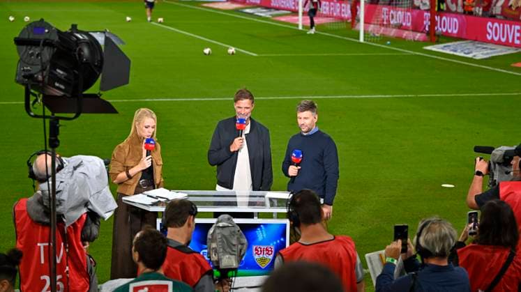 28.08.2026, Fussball Bundesliga 2026 2027, 1.Spieltag, FC Bayern München - VfB Stuttgart, in der Allianz-Arena München, v.l. Britta Hofmann (Deutcshland) mit Trainer Jürgen Klopp (Deutschland) und Thomas Hitzelsperger (Deutschland). ***DFL and DFB regulations prohibit any use of photographs as image sequences and or quasi-video.*** *** August 28, 2026, 2026–2027 Bundesliga, Matchday 1, FC Bayern Munich vs. VfB Stuttgart, at the Allianz Arena in Munich, from left: Britta Hofmann (Germany) with coach Jürgen Klopp (Germany) and Thomas Hitzelsperger (Germany) ***DFL and DFB regulations prohibit any use of photographs as image sequences and or quasi-video***