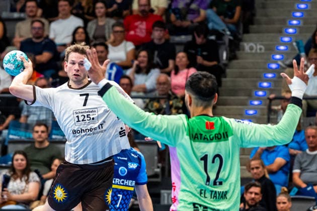 OPEL Handball Bundesliga: TVB Stuttgart vs. Bergischer HC; 28.08.2026 Stuttgart, GERMANY - 28. August 2026: Lukas Becher (Bergischer HC, 7) im Duell gegen Mohamed Essam Moustafa El-Tayer (TVB Stuttgart, 12) während dem Match zwischen dem TVB Stuttgart und dem Bergischer HC am 1. Spieltag der OPEL Handball Bundesliga in der Porsche-Arena. Copyright: xBEAUTIFULxSPORTS Steinx