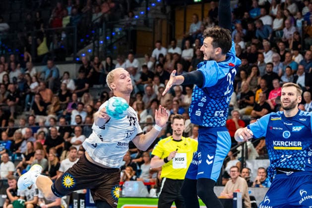 OPEL Handball Bundesliga: TVB Stuttgart vs. Bergischer HC; 28.08.2026 Stuttgart, GERMANY - 28. August 2026: Fynn Hangstein (Bergischer HC, 10) im Zweikampf gegen Philipp Meyer (TVB Stuttgart, 27) während dem Match zwischen dem TVB Stuttgart und dem Bergischer HC am 1. Spieltag der OPEL Handball Bundesliga in der Porsche-Arena. Copyright: xBEAUTIFULxSPORTS Steinx