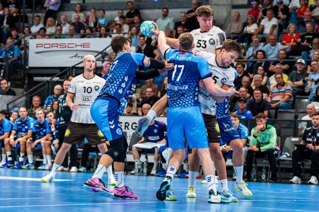OPEL Handball Bundesliga: TVB Stuttgart vs. Bergischer HC; 28.08.2026 Stuttgart, GERMANY - 28. August 2026: Philipp Meyer (TVB Stuttgart, 27) und Samuel Röthlisberger (TVB Stuttgart, 17) stoppen Sören Steinhaus (Bergischer HC, 53) während dem Match zwischen dem TVB Stuttgart und dem Bergischer HC am 1. Spieltag der OPEL Handball Bundesliga in der Porsche-Arena. Copyright: xBEAUTIFULxSPORTS Steinx
