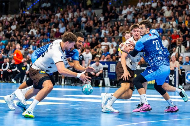 OPEL Handball Bundesliga: TVB Stuttgart vs. Bergischer HC; 28.08.2026 Stuttgart, GERMANY - 28. August 2026: Zweikampf um den Ball zwischen Lars Mitchell Kooij (Bergischer HC, 15) und Mohamed Amine Darmoul (TVB Stuttgart, 70) während dem Match zwischen dem TVB Stuttgart und dem Bergischer HC am 1. Spieltag der OPEL Handball Bundesliga in der Porsche-Arena. Copyright: xBEAUTIFULxSPORTS Steinx