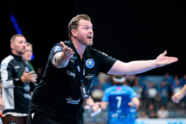Stuttgart: HBL - 26 27 - TVB Stuttgart - Bergischer HC Trainer Arnor Gunnarsson (Bergischer HC) Gestik Geste gestikuliert Bittenfeld Porsche Arena Baden-Württemberg Deutschland