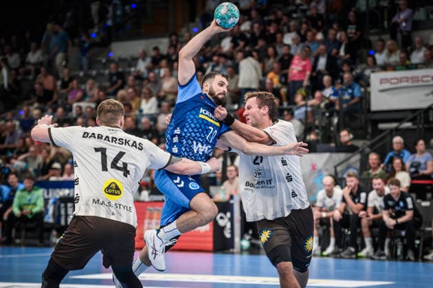 Mohamed Amine Darmoul (TVB Stuttgart, 70) zwischen Gerdas Babarskas (Bergischer HC, 14) und Tom Bergner (Bergischer HC, 28) GER, TVB Stuttgart - Bergischer HC, Opel HBL, Handball, Bundesliga, 1. Spieltag, Spielzeit 2026 2027, 28.08.2026 GER, TVB Stuttgart - Bergischer HC, Opel HBL, Handball, Bundesliga, 1. Spieltag, Spielzeit 2026 2027, 28.08.2026 Stuttgart Copyright: xSandyxDinkelackerx EP_SDR